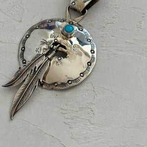 Roger Pinoペンダントトップ/揺れるフェザーターコイズ