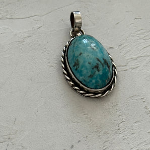 ペンダントトップ/ターコイズ （White Water w/pyrite）